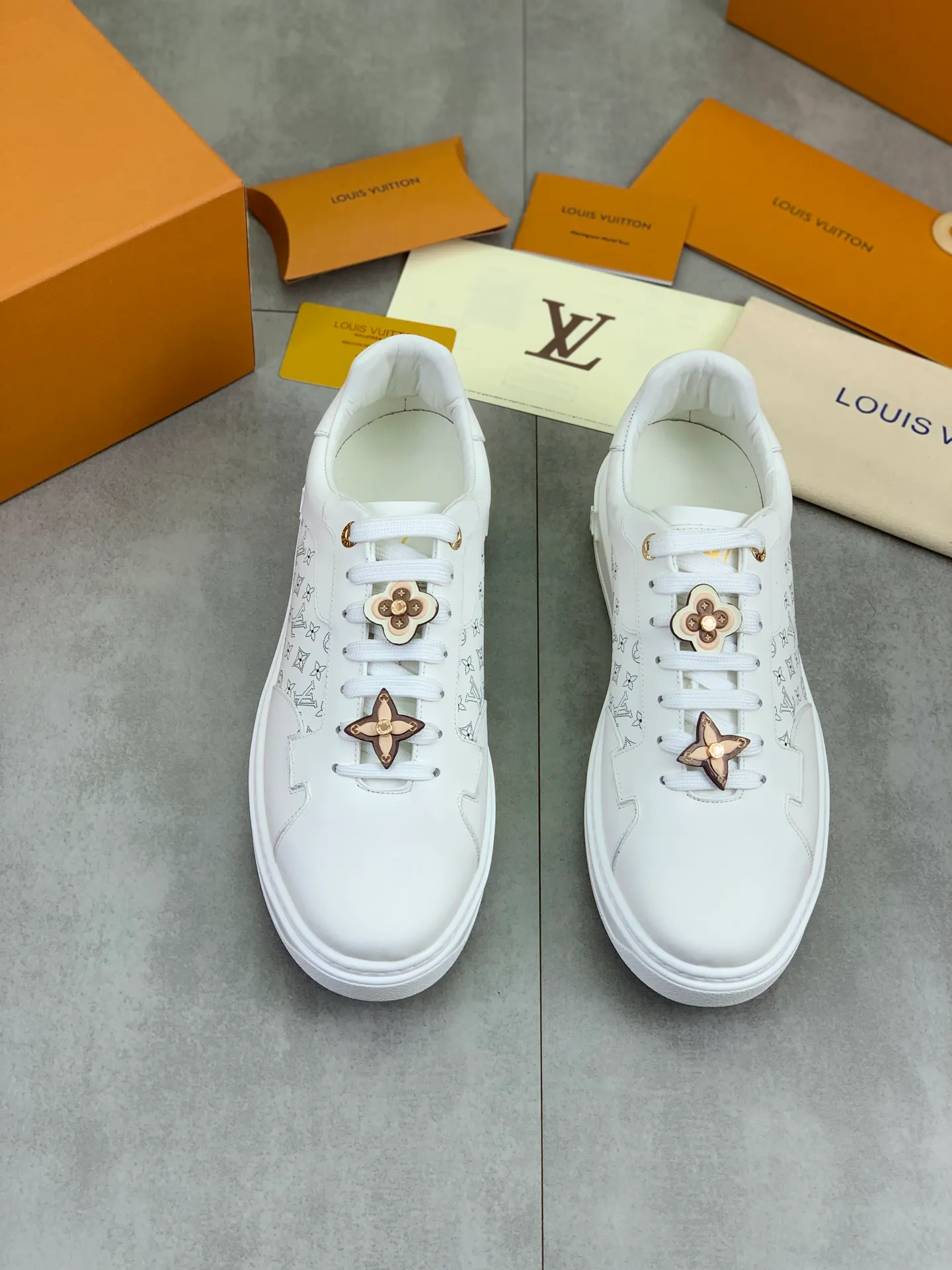 Factory price P700 💶 Top version [LOUIS VUITTON] Couple 🧑‍🤝‍🧑 Craftsman style Counter series (original order) New style 🍀LV Louis Vuitton - top version LV classic high-top trendy shoes! Made of imported original craft calfskin, original breathable lining, and original wear-resistant, lightweight, high-end TPU outsole! High quality products! 3️⃣ colors available, code numbers: female 35-39, male 39-44 (female 40, male 45 46 customized)